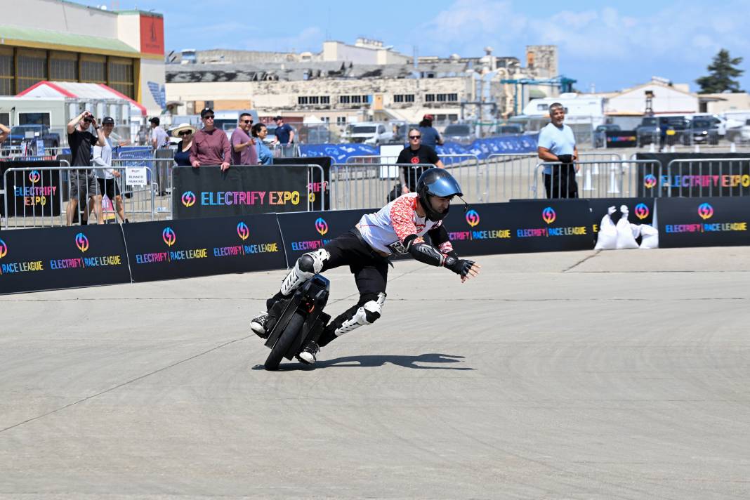 Elektrikli araç festivalinde kaykaylar otomobilleri solladı 23